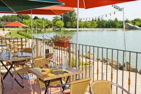 Restaurant/places to eat, Balcony/Terrace