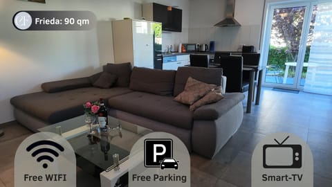 Communal lounge/ TV room, TV and multimedia, Living room, Seating area, Dining area, Evening entertainment, Text overlay