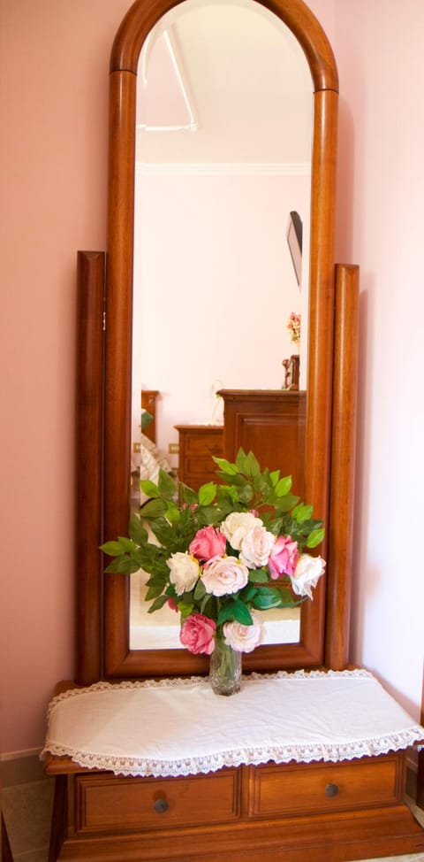 Photo of the whole room, Decorative detail, Bedroom