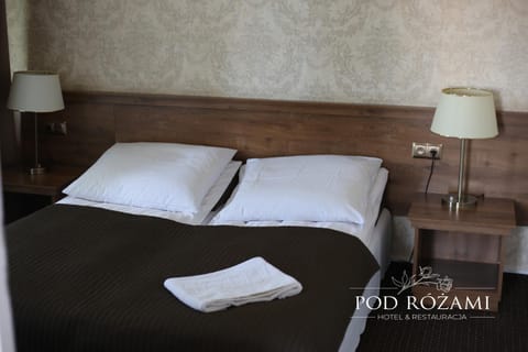 Bed, towels
