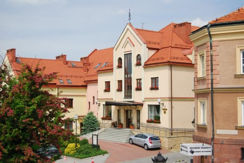 Property building, Facade/entrance, Spring