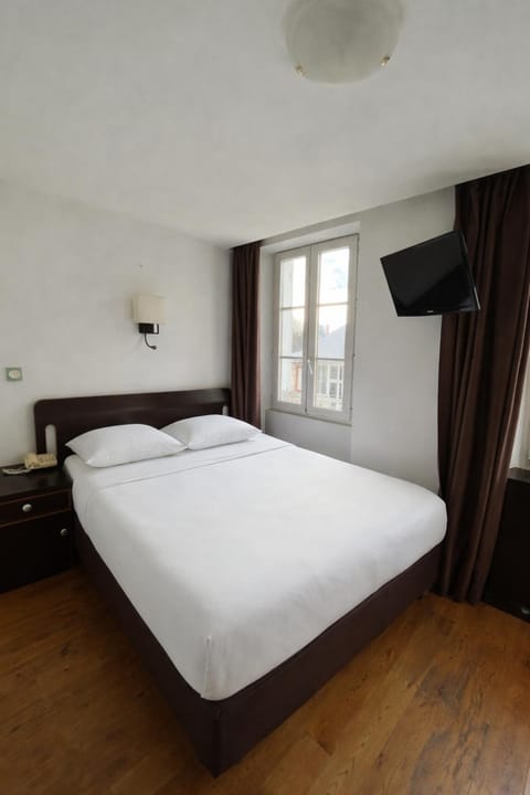 Bed, TV and multimedia, Bedroom