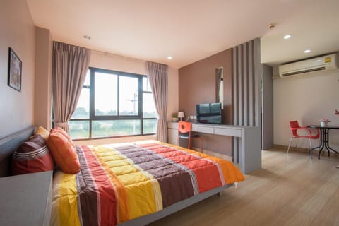 Photo of the whole room, Dining area, Bedroom