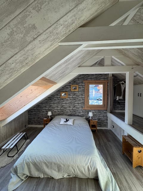 Photo of the whole room, Bedroom