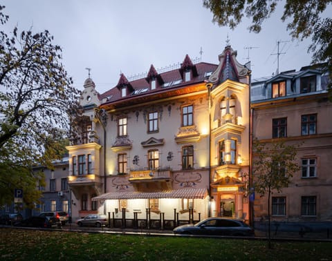 Property building, Facade/entrance, Parking