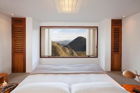 Bed, Photo of the whole room, Decorative detail, Garden view, Landmark view, Mountain view