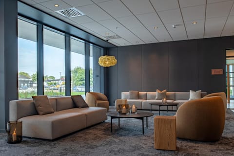 Lobby or reception, Seating area, Meeting/conference room, Area and facilities