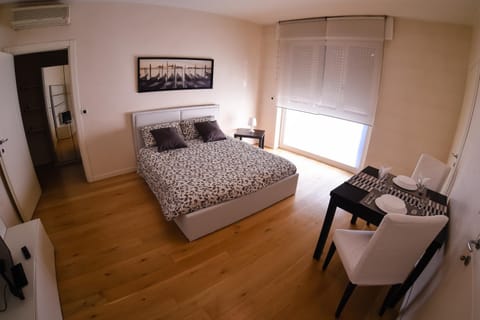 TV and multimedia, Dining area, Bedroom