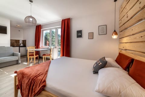 Bed, TV and multimedia, Balcony/Terrace, Photo of the whole room, Seating area, Dining area, Bedroom