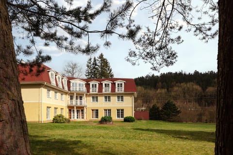 Property building, Natural landscape, Garden, Garden view