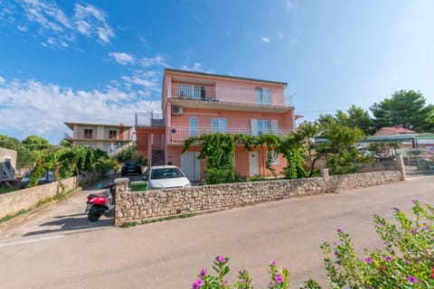 Property building, Facade/entrance, Day, Neighbourhood, Street view, Location, Parking