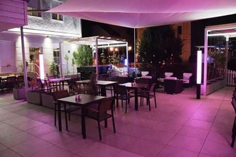 Property building, Patio, Restaurant/places to eat, Restaurant/places to eat, Balcony/Terrace