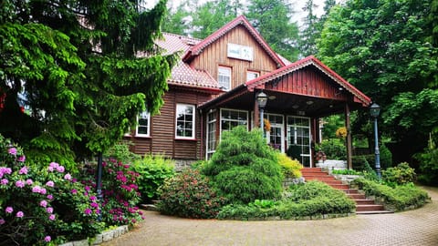Property building, Restaurant/places to eat, Spring, Day, Natural landscape, Garden view