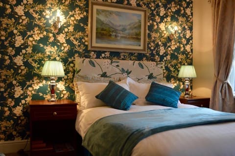 Bed, View (from property/room), Photo of the whole room, Decorative detail, Garden view, River view