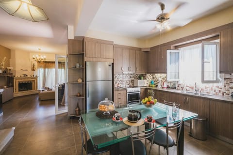 Kitchen or kitchenette, Living room, Seating area