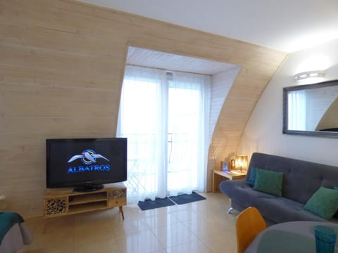 Communal lounge/ TV room, TV and multimedia, Living room, Seating area, Evening entertainment