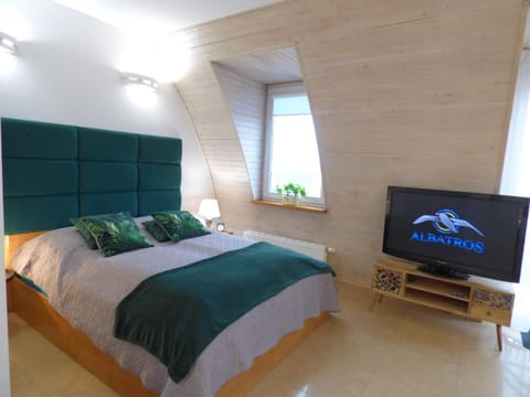 Communal lounge/ TV room, Bed, TV and multimedia, Photo of the whole room, Evening entertainment, Bedroom