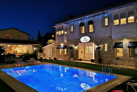 Property building, Night, Pool view, Swimming pool, sunbed