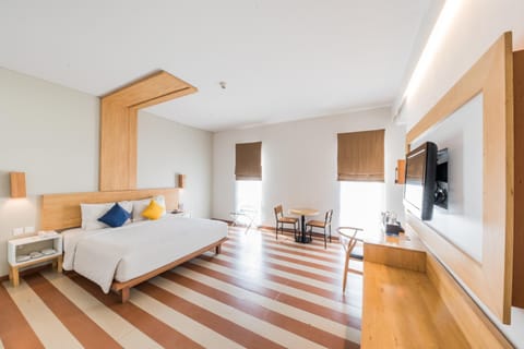 Bed, TV and multimedia, Living room, Photo of the whole room, Seating area, Bedroom