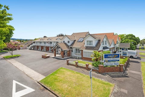 Property building, Day, Neighbourhood, Street view, Parking