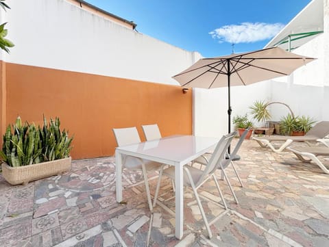 Patio, Off site, Day, Solarium, Dining area