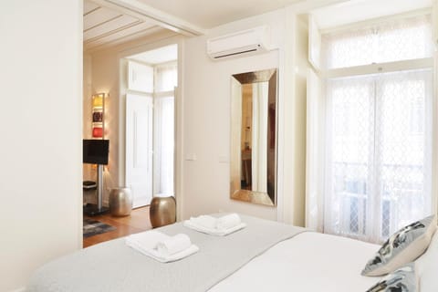 Bed, TV and multimedia, Photo of the whole room, Bedroom, towels, air conditioner