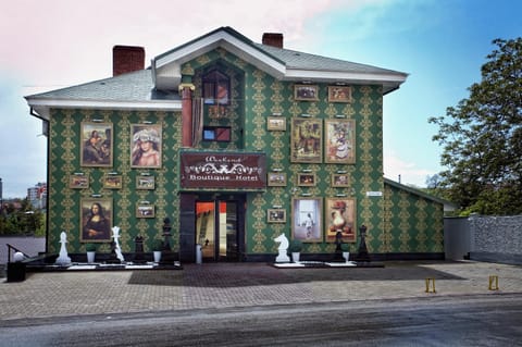 Property building, Location