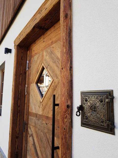 Facade/entrance, Decorative detail