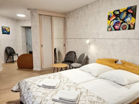 Bed, Photo of the whole room, towels