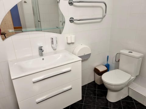 Shower, Toilet, Bathroom, towels