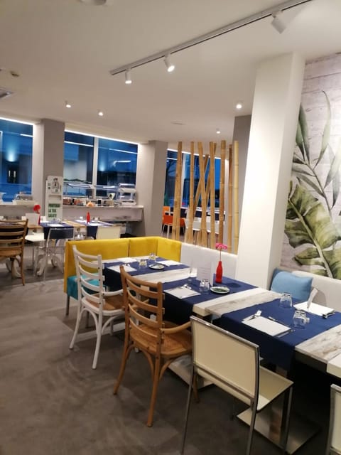 Restaurant/places to eat, Banquet/Function facilities, Seating area