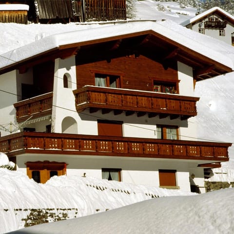 Property building, Facade/entrance, Day, Winter, Skiing, Floor plan, On site, Mountain view, Family, Quiet street view