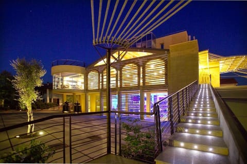 Property building, Restaurant/places to eat, Breakfast