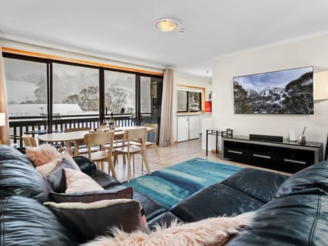 TV and multimedia, View (from property/room), Living room, Seating area, Dining area, Mountain view