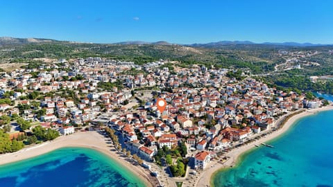 Property building, Nearby landmark, Bird's eye view, Beach, City view, Location