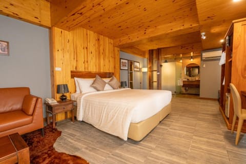 Bed, Photo of the whole room, Seating area, Bedroom