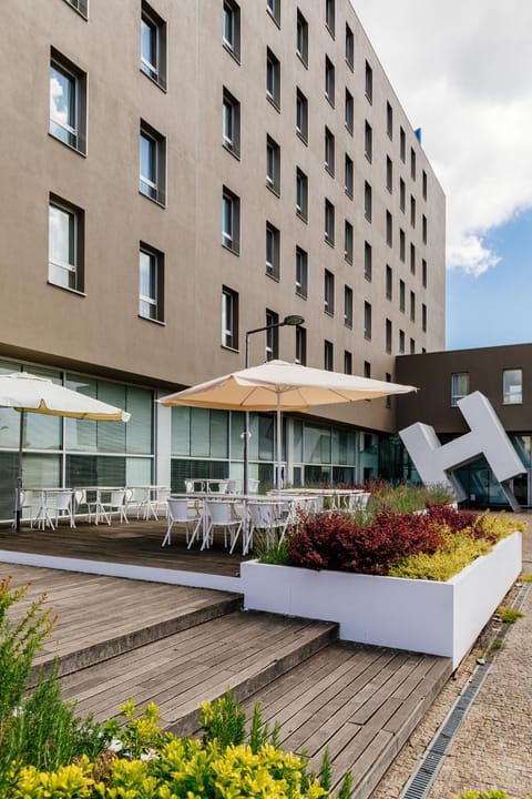 Property building, Patio, Facade/entrance