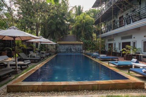 Swimming pool, sunbed