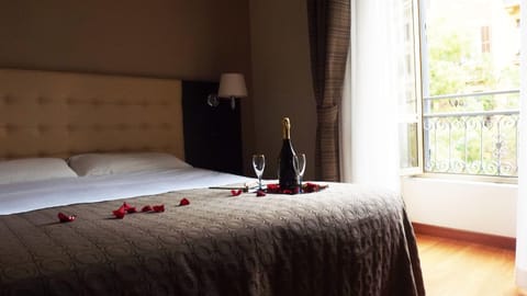 Bed, Day, View (from property/room), Photo of the whole room, Alcoholic drinks