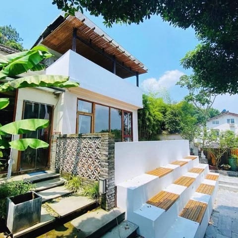 Property building, Patio, Spring, Day, Garden, View (from property/room), Balcony/Terrace, Garden view