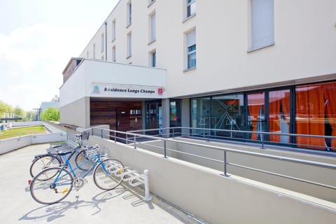 Facade/entrance, Area and facilities