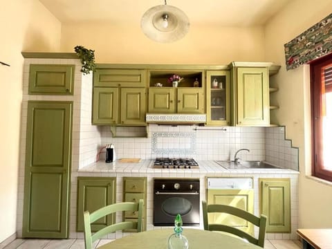 Kitchen or kitchenette, Dining area, pet friendly