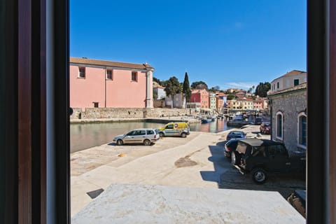 City view, Sea view, Location