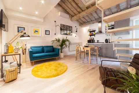Kitchen or kitchenette, Living room, Seating area, Dining area