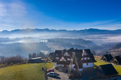 Property building, Day, Neighbourhood, Natural landscape, Bird's eye view, Mountain view