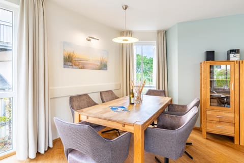 Seating area, Dining area