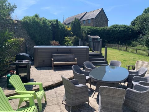 Polean Farm Old Farmhouse - With Large Jacuzzi, Games Room, Near the Sea and with Free Access to a Nearby Pool House in England