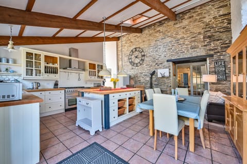 Polean Farm Old Farmhouse - With Large Jacuzzi, Games Room, Near the Sea and with Free Access to a Nearby Pool House in England