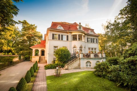 Property building, Facade/entrance, Day, Garden