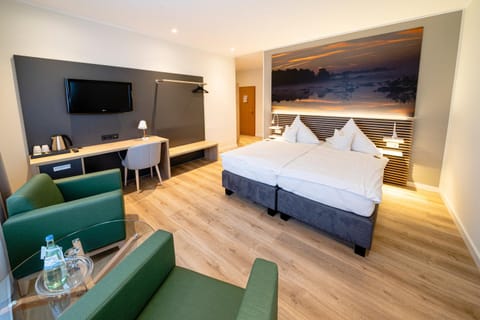 Staff, Bed, TV and multimedia, Living room, Photo of the whole room, Seating area, Bedroom